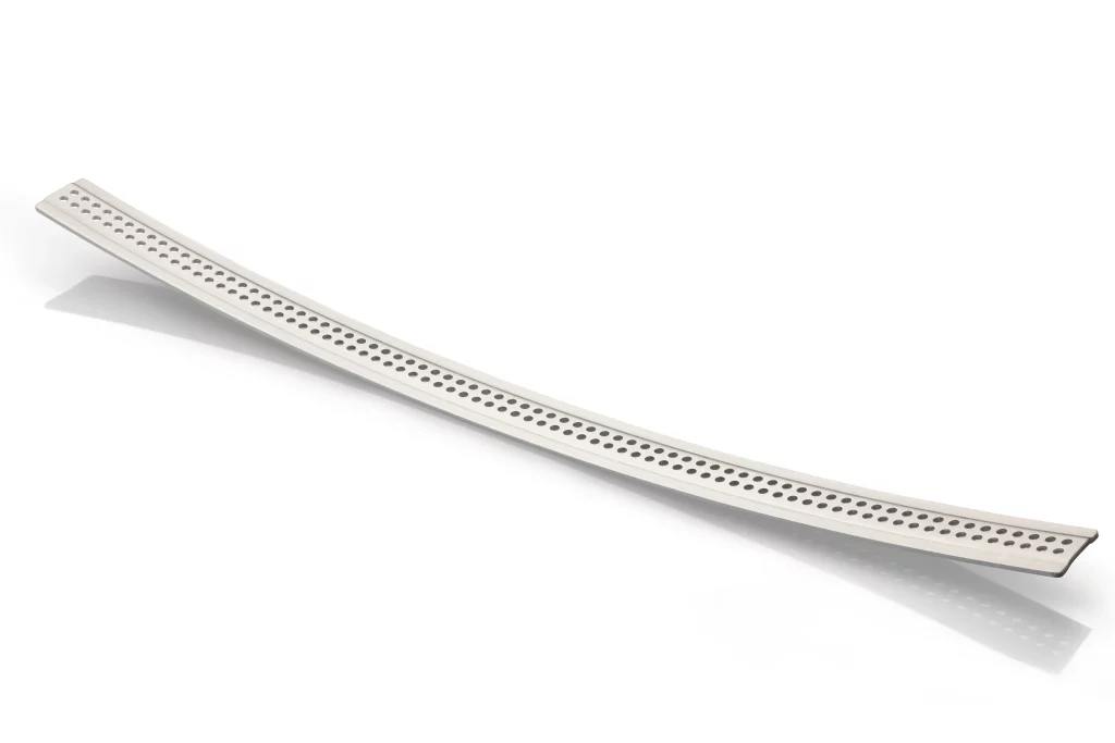 Eine lange, leicht gebogene Metallstange mit perforierten Löchern, die in Reihen entlang ihrer Länge angeordnet sind, abgebildet auf weißem Hintergrund – ein hervorragendes Beispiel für „Technik trifft Handwerk“, eingefangen durch professionelle Industriefotografie von Fuchs Metalltechnik.